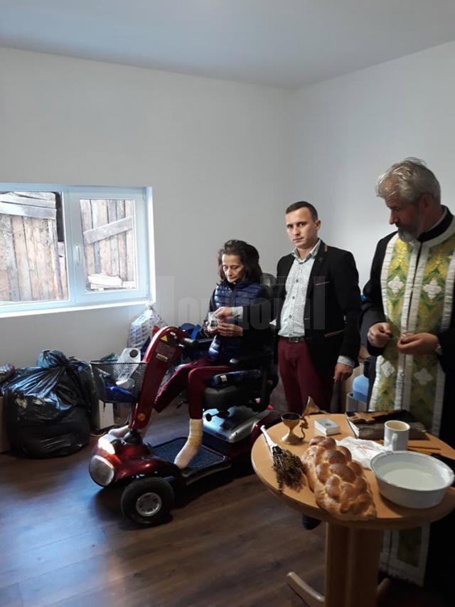 Femeia imobilizată de 20 de ani într-un scaun cu rotile s-a mutat în noua sa casă