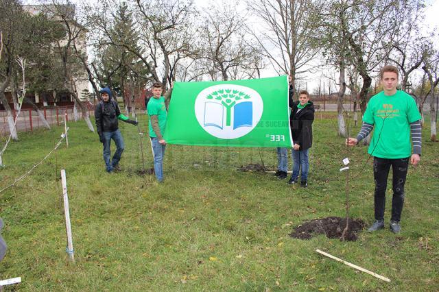 Elevii de la Colegiul „Andronic Motrescu” au plantat, de ,,Ziua Verde a Eco-Şcolilor din România”, 60 de pomi fructiferi în livada şcolii