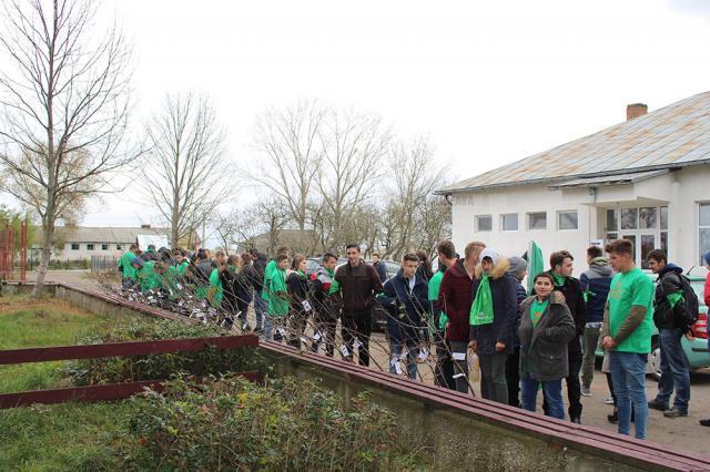 Elevii de la Colegiul „Andronic Motrescu” au plantat, de ,,Ziua Verde a Eco-Şcolilor din România”, 60 de pomi fructiferi în livada şcolii