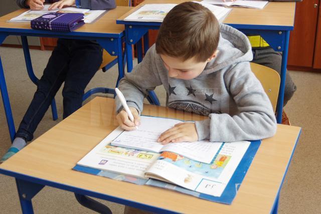 Ministerul Educaţiei face sondaj printre părinţi, elevi şi profesori despre temele pentru acasă