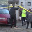 Criminaliştii poliției, intrând în casa unde s-a petrecut grozăvia