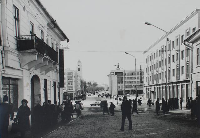 Str. Ştefan cel Mare. În partea stângă se vede fosta clădire a Hanului Langer, demolată în anul 1982