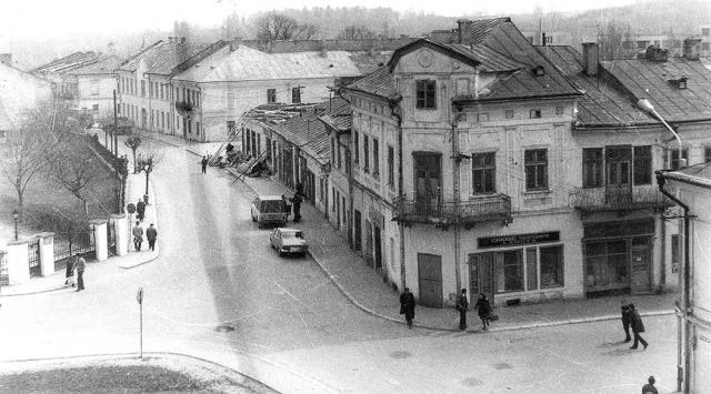 Intersecţia străzii Karl Marx  cu strada Ştefan cel Mare. În planul îndepărtat se vede  demolarea cârciumii Mestecăniş din fata Bisericii "Sf. Dumitru"