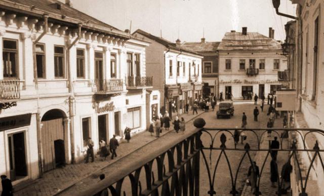 Centrul vechi al Sucevei, cu strada Stefan cel Mare, vazut din balconul Hanului Langer
