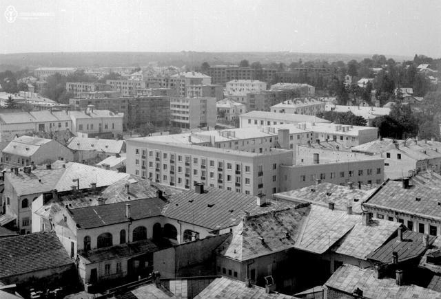 Centrul Vechi vazut de sus. In plan apropiat se vede interiorul curtii Hanului Langer, iar in cel mediu Hotelul Central, deja construit