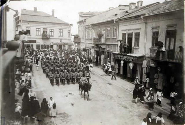 Defilare a armatei pe strada principala a orasului