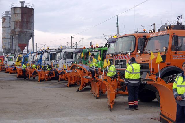 Zeci de utilaje şi peste o mie de tone de antiderapant, pregătite pentru deszăpezirea pe străzile Sucevei