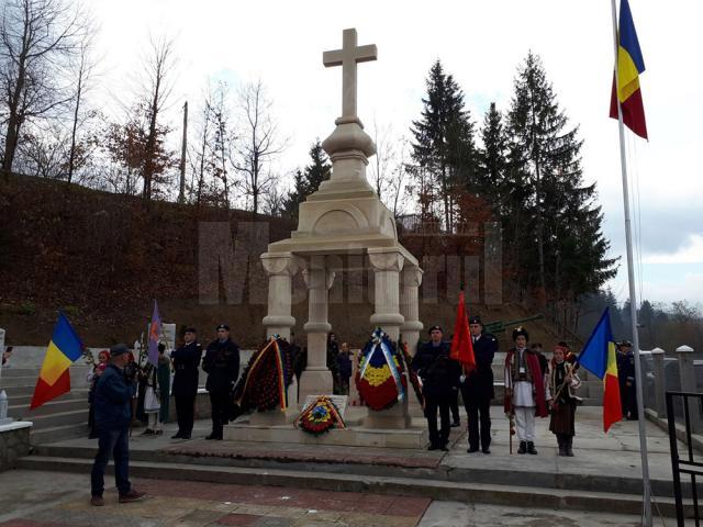 Cei 29 de militari români morţi în misiuni internaţionale, comemoraţi la monumentul eroului Ioan Grosaru