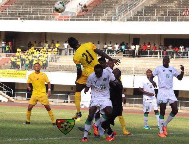 Mijlocașul Forestei, primul din stânga imaginii, la meciul de debut la naționala statului Togo. sursă foto buzzdutogo.com