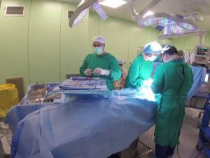 Medici români și americani operează la Bucureşti copii cu malformaţii cardiace congenitale Sursa: ProTv