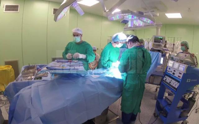 Medici români și americani operează la Bucureşti copii cu malformaţii cardiace congenitale Sursa: ProTv