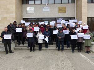 Protest al angajaţilor APIA, nemulţumiţi de perspectiva diminuării salariilor