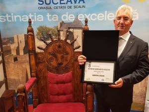 Primarul  Ion Lungu cu diploma care atestă Suceava ca "Destinație Europeană de Excelență"