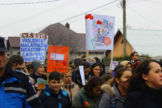 Aproape 200 de elevi au participat la un marş antiviolenţă desfăşurat la Marginea