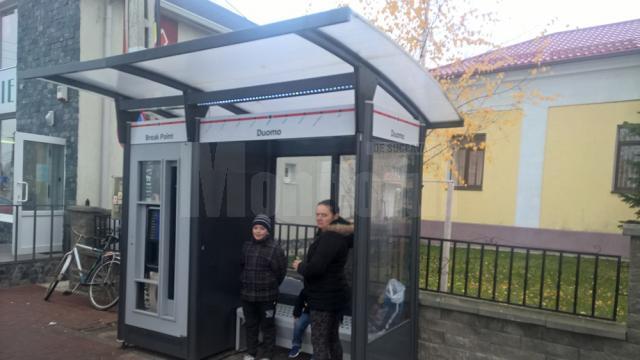 Dan Ioan Cuşnir arată că la Dumbrăveni staţiile de autobuz sunt mult mai moderne comparativ cu cele din Suceava