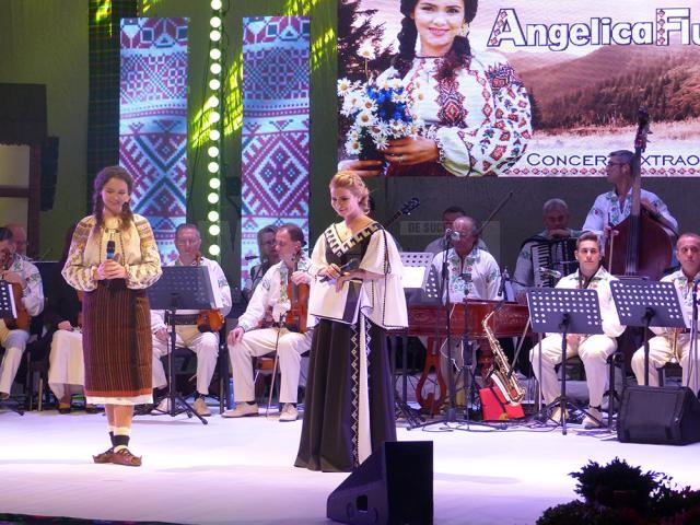 Angelica Flutur împreună cu prezentatoarea Mihaela Bârsan