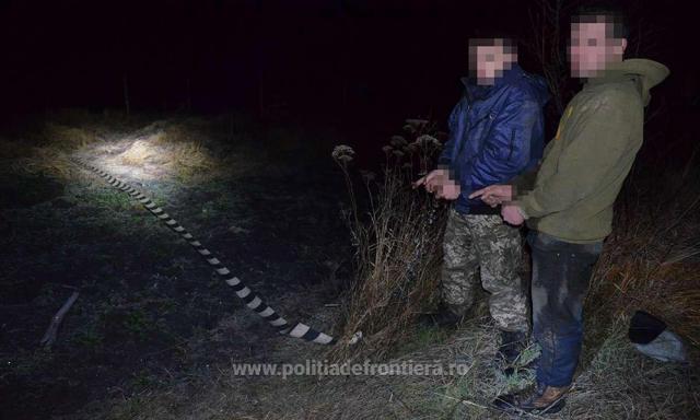 Doi contrabandiști ucraineni și țigări de peste 23.000 de euro, reținuți la frontiera verde