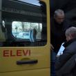 Marţi, în curtea IŞJ, reprezentanţi ai şcolilor din judeţ au venit după cărţile de-a V-a, fie cu microbuzul şcolar, fie cu maşina personală