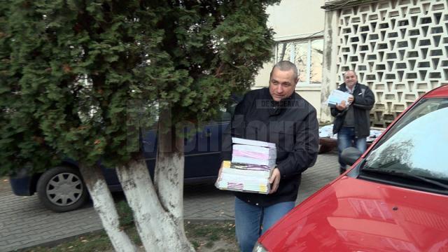Marţi, în curtea IŞJ, reprezentanţi ai şcolilor din judeţ au venit după cărţile de-a V-a, fie cu microbuzul şcolar, fie cu maşina personală