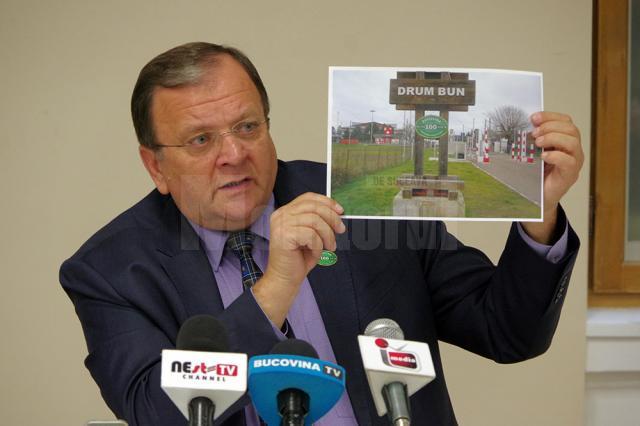 Preşedintele CJ, Gheorghe Flutur, prezintă plăcuţele „Bucovina 100”, amplasate la intrările în judeţ