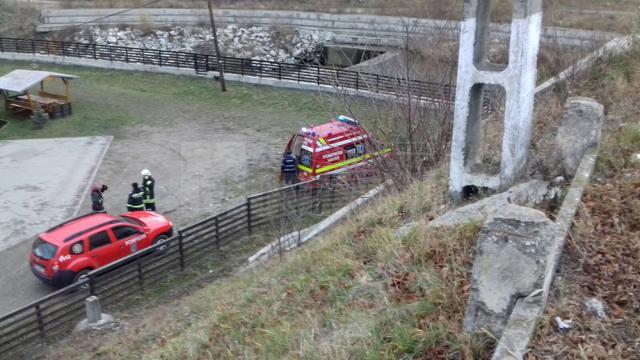 Diferenţa mare de nivel de la șosea și până sub pod, de unde fata a fost preluată de o ambulanță SMURD
