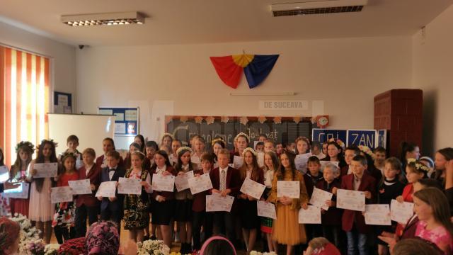 „Crizanteme, culoare şi poezie”, la şcoala din Iaslovăţ