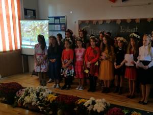 „Crizanteme, culoare şi poezie”, la şcoala din Iaslovăţ