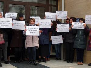 Angajaţi care au protestat, ieri, în fața sediului APIA Suceava