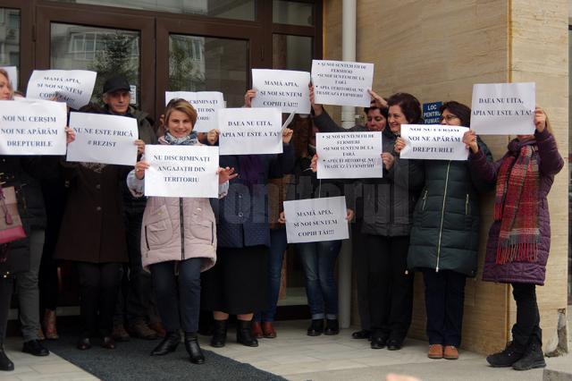 Angajaţi care au protestat, ieri, în fața sediului APIA Suceava