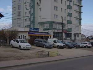 Parcarea de la blocul Muha, subiect de scandal între locatari, proprietarul unui bar din vecinătate și Primăria Șcheia