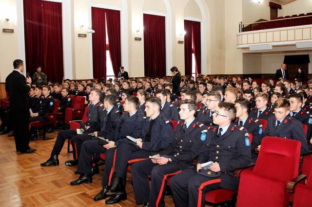 Elevii Colegiului Militar s-au întâlnit cu reprezentanţii marinei militare