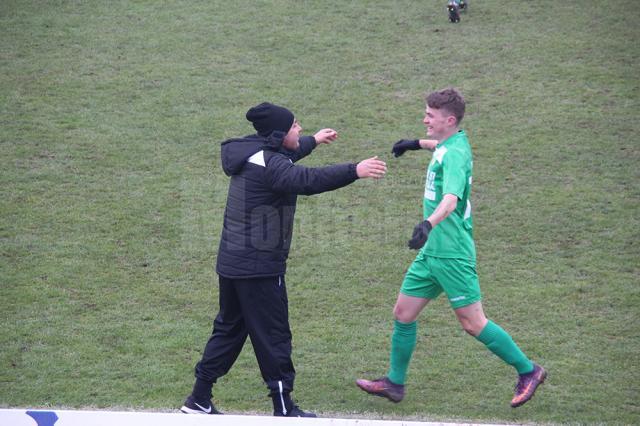 Florentin Petre îl felicită pe juniorul Robert Bosânceanu după golul marcat