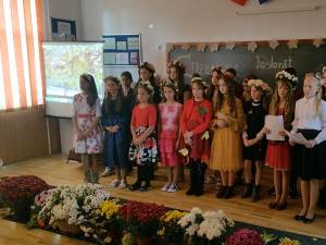 Crizanteme, culoare și poezie, la Şcoala Iaslovăţ