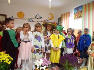 Crizanteme, culoare și poezie, la Şcoala Iaslovăţ