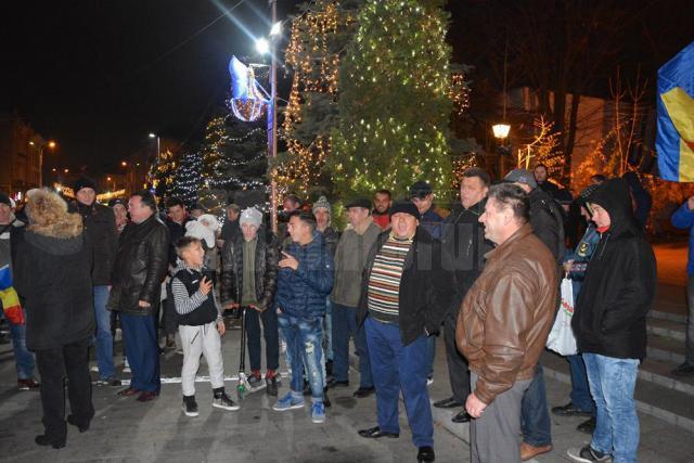 Mai puţin de 50 de persoane au fost aseară la protestul anti-PSD
