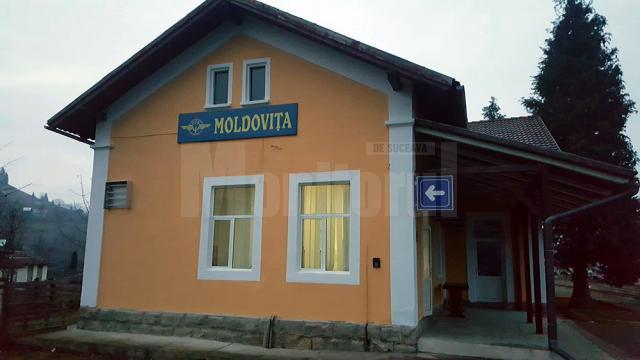 Proaspăt renovată, Gara Moldoviţa, o clădire ridicată înainte de anul 1900, îi aşteaptă pe turişti