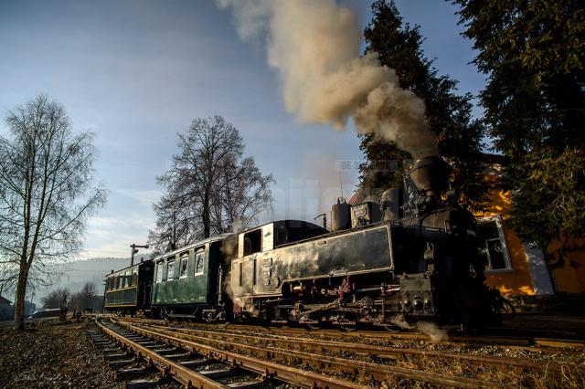 Mocăniţa cu vagoanele de epocă, aşteptând turiştii la peronul Gării Moldoviţa - Foto Gabi Mireanu