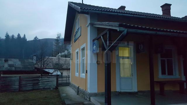 Mocănița Huțulca pleacă la drum din Gara Moldovița, o clădire istorică proaspăt renovată