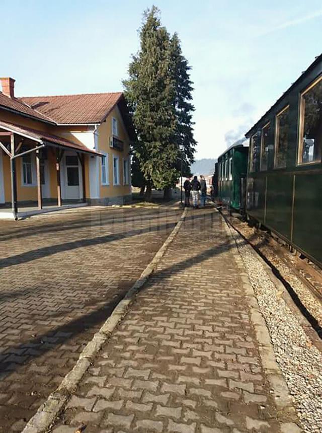 Mocănița Huțulca pleacă la drum din Gara Moldovița, o clădire istorică proaspăt renovată
