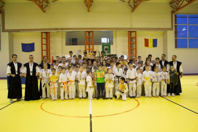 Fotografie de grup cu câştigătorii concursului de la Bosanci