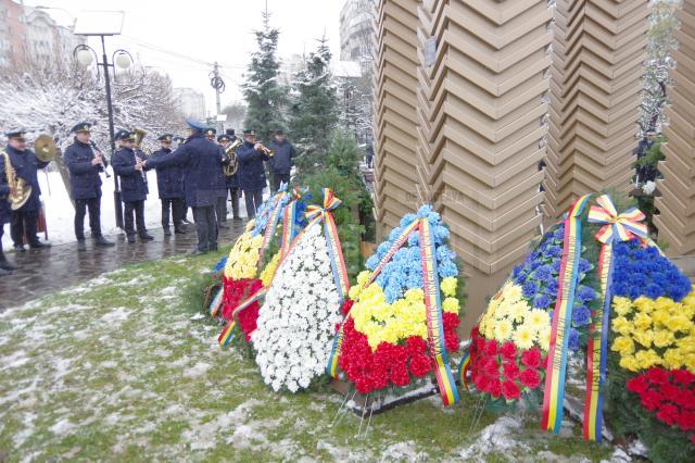 Depuneri de flori, coroane si jerbe la Monumentul Unirii