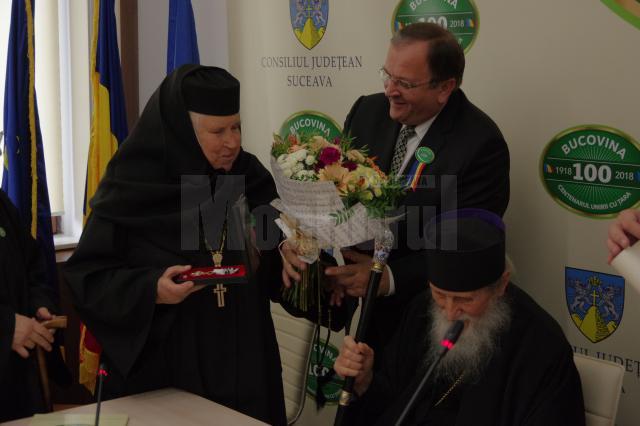 Maica stareţă a Mănăstirii Voroneţ, stavrofora Margareta-Irina Pântescu, a fost decorată astăzi cu ordinul naţional „Pentru Merit”