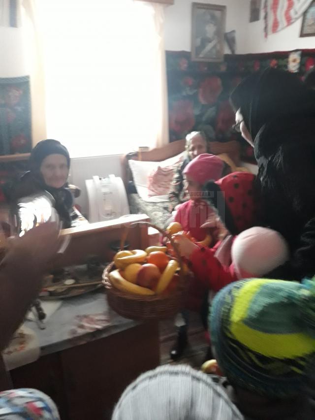 Preșcolari de la Fălticeni le-au donat fructe bătrânilor de la Căminul Buciumeni
