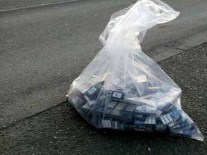 Autoturism de 4.000 de euro plin cu ţigări şi alcool de contrabandă, confiscat de poliţişti