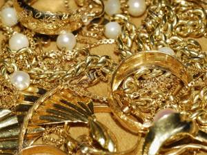 Geantă plină cu bijuterii de aur, furată în plină stradă din maşina unui agent de vânzări