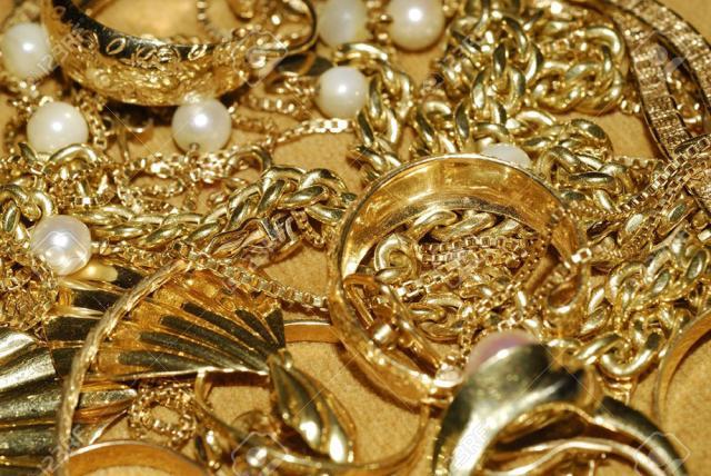 Geantă plină cu bijuterii de aur, furată în plină stradă din maşina unui agent de vânzări