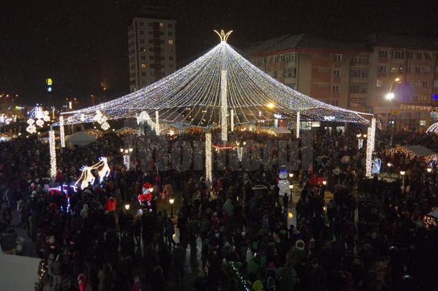 Feerie de lumini în centrul Sucevei, la aprinderea bradului și a cupolei luminoase