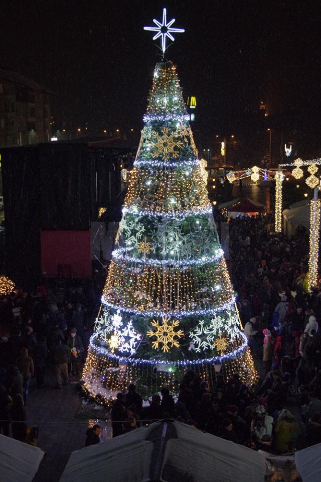 Feerie de lumini în centrul Sucevei, la aprinderea bradului și a cupolei luminoase