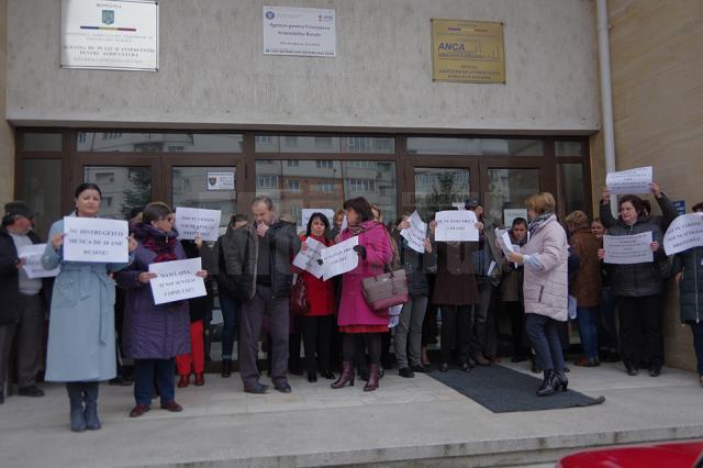 60 de angajaţi APIA Suceava au protestat în faţa Guvernului României