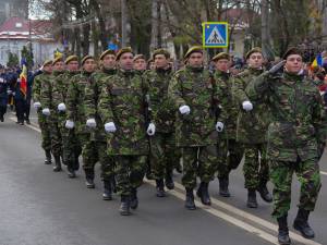 Între orele 13.00 şi 15.00, în centrul Sucevei vor avea loc o ceremonie militară şi o expoziţie de echipament militar;